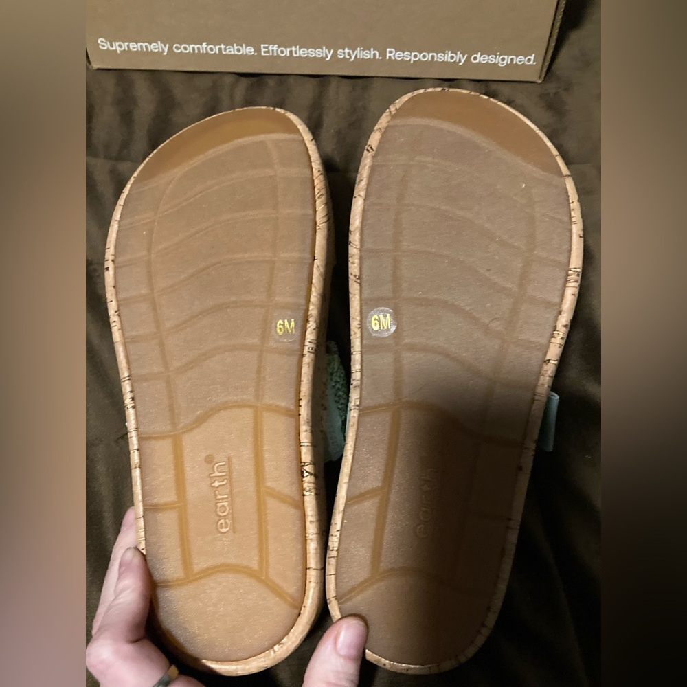 Earth brand, size 6, new in box, beautiful green sandals - Picture 5 of 9